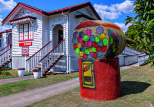 Country festival brings stalls, hay sculptures, carrot comp and Deja Vu